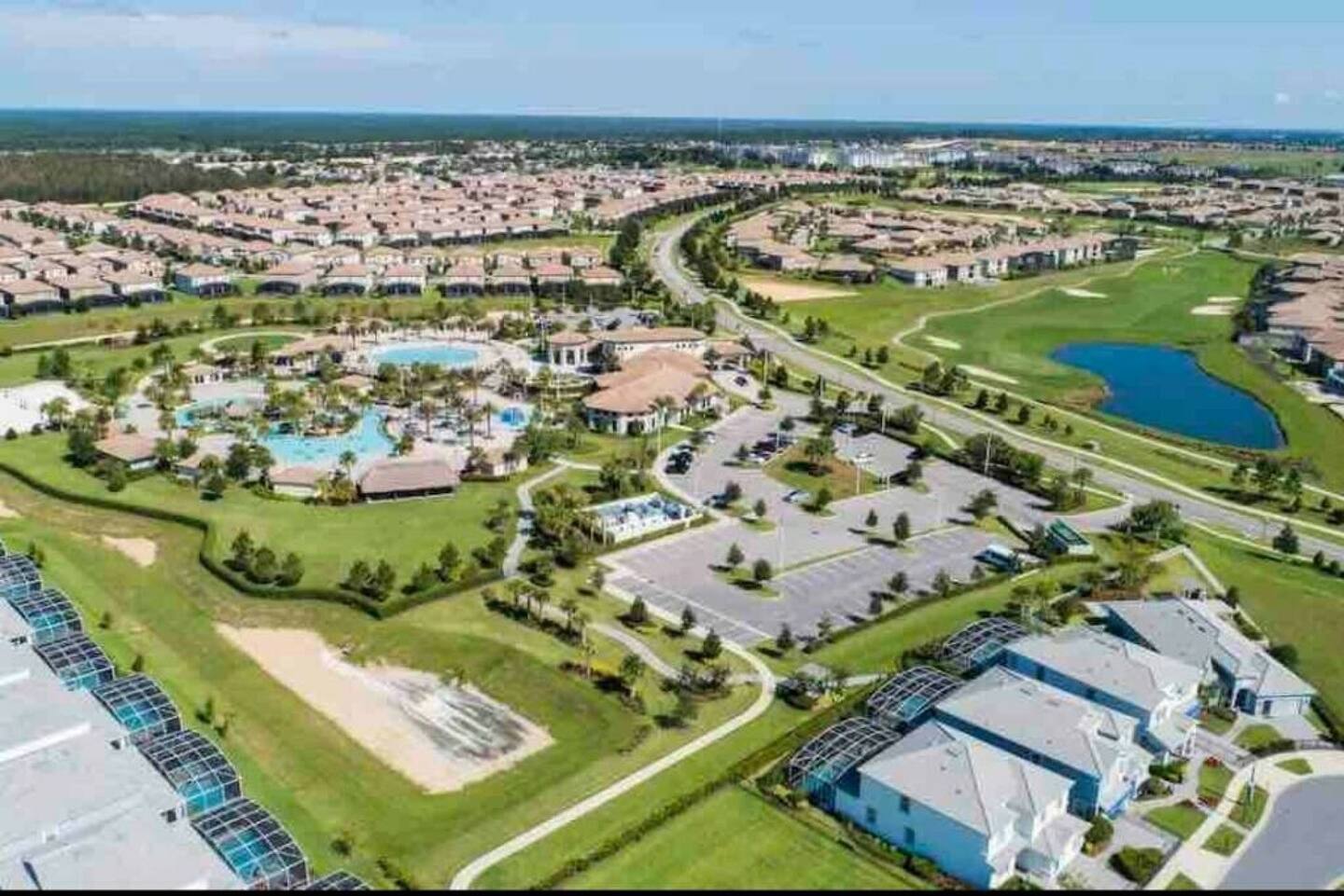 Vista aérea del campo ChampionsGate Country Club y la comunidad