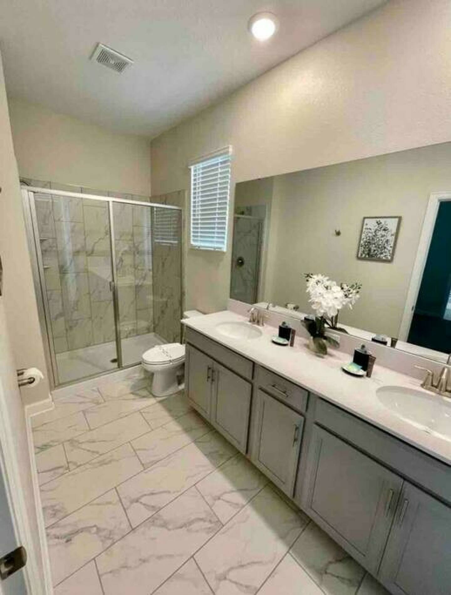 Baño completo con doble lavabo