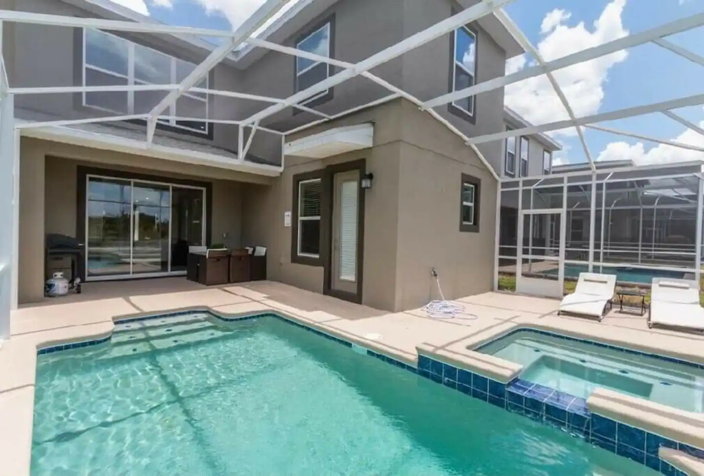 Piscina privada con jacuzzi