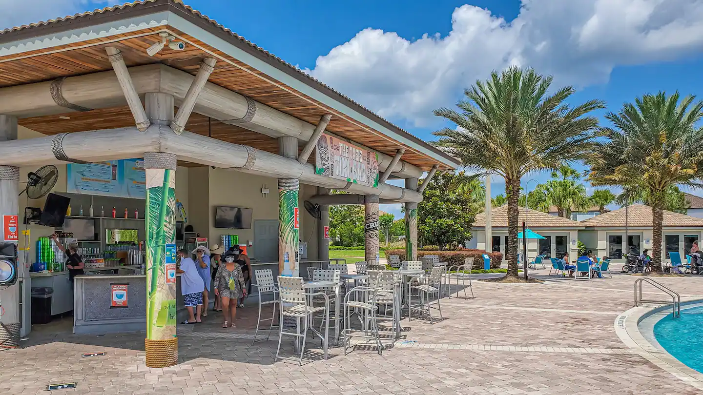 Tiki Bar junto a la alberca del Oasis Club